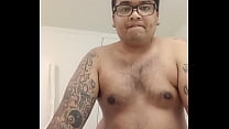 Vaibhav Brij Lal se masturba e ejacula nu em um banheiro em um quarto do Wyndham Resort & Spa situado na ilha de Denarau, em Fiji