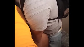 Novinho dando o cu ao operário no banheiro do metro