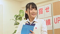 https://bit.ly/33KBRbi "Não olhe ... vaza xixi ..." Uma garota de uniforme que não agüenta o prazer da incontinência em um banheiro de estilo japonês e que recebe diuréticos e afrodisíacos de um instr