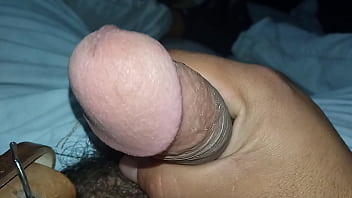 Un homme au gros pénis se masturbe la riche Toluca