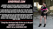 A senhora burlesca de Sindy Rose dá um soco no traseiro no mundo pós-apocalíptico em ruínas