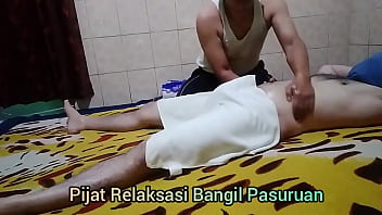 Un homme hétéro devient dur pendant un massage thaïlandais