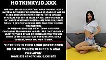 Hotkinkyjo scopa un dildo lungo con un cazzo di cavallo su un prolasso anale coperto e giallo