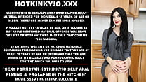 La sexy pornostar Hotkinkyjo si fa fisting anale e prolasso in cucina