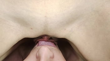 濡れた脈打つ外陰部が人間の舌の上を滑る