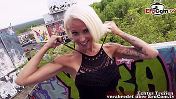 Стройную немецкую милфу-блондинку сняли онлайн для секса на улице