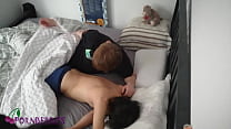 Deux mecs dorment dans un lit, sont excités le matin et pris dans la caméra