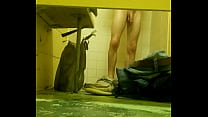 Typ mit massivem Schwanz beim Duschen ausspioniert