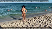 アマチュアFitqueenティーンは公共のヌードビーチで男性の輪を引き起こします