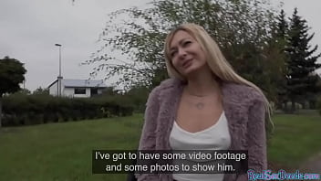 Вытащенная европейская крошка сосет в видео от первого лица перед трахом сзади на улице