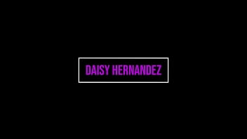 21-летняя красивая сорванец Daisy Hernandez занимается первым сексом на камеру!