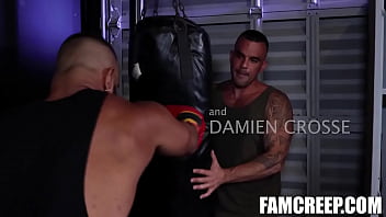 Боксер Тони Орион тренируется с Дэмиеном Кроссом