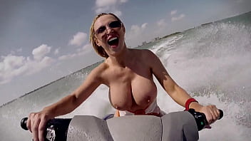 BANGROS - Peitos grandes loira Nikki Benz montando ondas e pau grande
