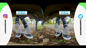 [VR180 - 3D] Fille avec des baskets adidas en sueur et des chaussettes puantes totalement sales qui sentent les pieds et lèchent ses chaussures