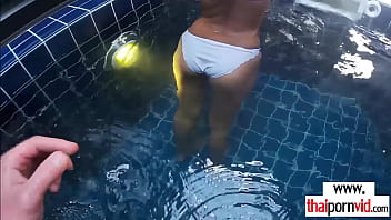 Худенькая тайская тинка Черри трахается с большим европейским членом у бассейна