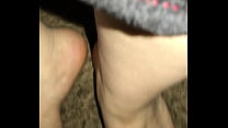 Ich lasse eine schöne Ladung Sperma auf die heißen Füße und Zehen meiner Latina-Freundin fallen (Cumshot)