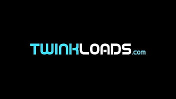 TwinkLoad - Il massaggiatore biondo e dotato di preservativo DILF sul lettino da massaggio