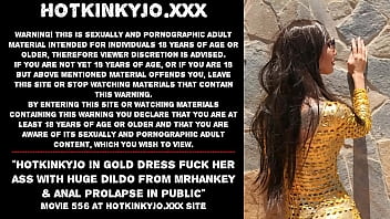 Hotkinkyjo in abito dorato si scopa il culo con un enorme dildo di mrhankey e prolasso anale in pubblico