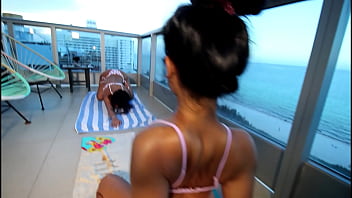 toticos | South beach Miami 18yo filipina enana chupa una gran polla negra y se traga la nuez (Parte 1) con Violet Rae