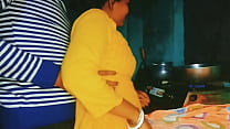 Meri Kamwali Geeta Bhabhi Kameri Kamwali Geeta Bhabhi si è uccisa il culo e la figa in cucina