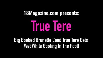 Брюнетка с большими сиськами, студентка True Tere, намокает, дурачась в бассейне!