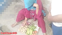 Em uma voz limpa, repreendendo a cunhada que está vendendo legumes