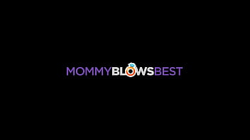 MommyBlowsBest - Peituda morena Milf madrasta fica com a maminha fodida