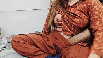 La matrigna pakistana cavalca l'anale sul marito cornuto mentre taglia le verdure con una voce hindi molto calda e chiara