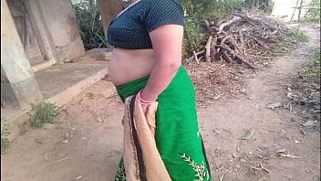 Bhabhi en sari vert baise sous un arbre dans le champ XXX Bhabhi Sex