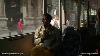 Nackte europäische Schönheit im öffentlichen Bus