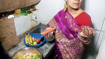 Sexy Bhabhi wird morgens beim Kochen in der Küche gefickt XXX Küchensex