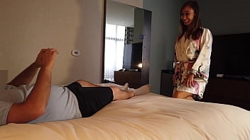 La pequeña asiática Christy Love se folla a un fan en la cámara espía del hotel