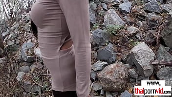 Худенькая тайская тинка Черри опорожняет насыщенные яйца своего парня на улице в любительском видео