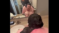 Трахаю сводную сестру-толстушку в ванной, пока мама на работе