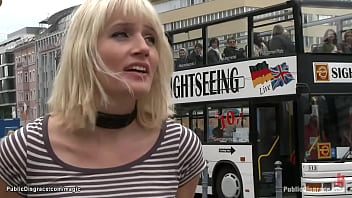 Groupe de blondes allemandes frappées en public