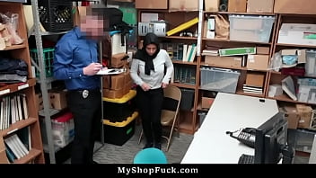 Arabischer Teenager mit Hijab beim Stehlen im Einkaufszentrum erwischt und bestraft - MyShopFuck