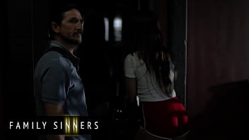 Peituda (Nicole Sage) conseguiu seu próprio lugar, batizando-o fodendo seu padrasto (Tommy Gunn) - Family Sinners