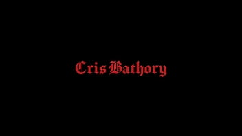Cris Bathory fazendo Smoking Fetish amador bem gostoso para seus fãs