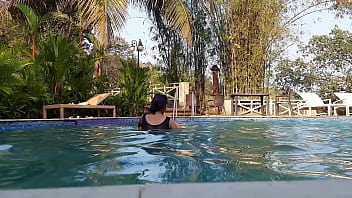 Indische Ehefrau von Ex-Freund im luxuriösen Resort gefickt - Outdoor-Sex-Spaß im Schwimmbad