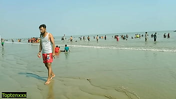 Desi bhabhi e sua irmã sexo a três com garoto turista na praia do mar
