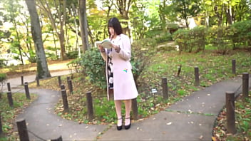 東京で見知らぬ人との最初のアダルトビデオでの岡本奈々は、チンポをしゃぶり、指マンし、裸になり、手探りし、深くキスした。
