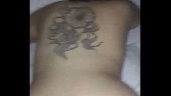 sexy e paffuta con un grande tatuaggio da acchiappasogni sulla schiena scopata da dietro a pecorina. Sborra troia puttana