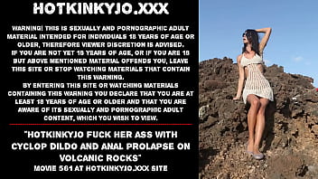 Hotkinkyjo folla su culo con consolador cíclope y prolapso anal en rocas volcánicas