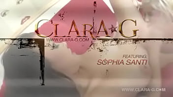 Sophia Santi Clara G - Sophia è bellissima, scena Teaser#3 Free Ones con un po' di presa in giro all'aperto con un'Aston Martin, ottima luce - ottimo sesso lesbico