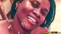 La cameriera ebano adolescente sudafricana riceve una pesante sborrata facciale