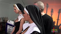 Duas freiras safadas se surpreendem com paus grandes e duros