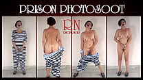 Photographier en prison. La dame détenue est une prisonnière de la prison. Elle est de se déshabiller devant la caméra. Cosplay. Vidéo complète