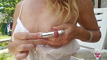 Nippleringlover, geile Milf, steckt 18-mm-Vibrator in extrem gedehnte, gepiercte Nippel