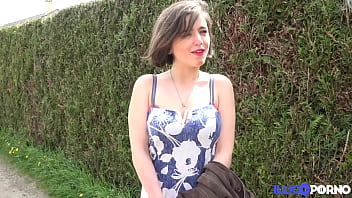 Die 19-jährige Elena wird im Garten ihrer Eltern anal gefickt