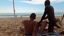 Due ragazzi scopano Cayenne Klein sulla spiaggia pubblica per nudisti OTS610
